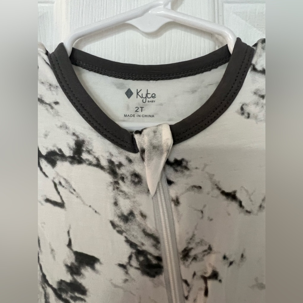 Kyte Baby 2T Marble Zip Romper